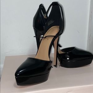 Zapatos negros altos con plataforma acharolados.